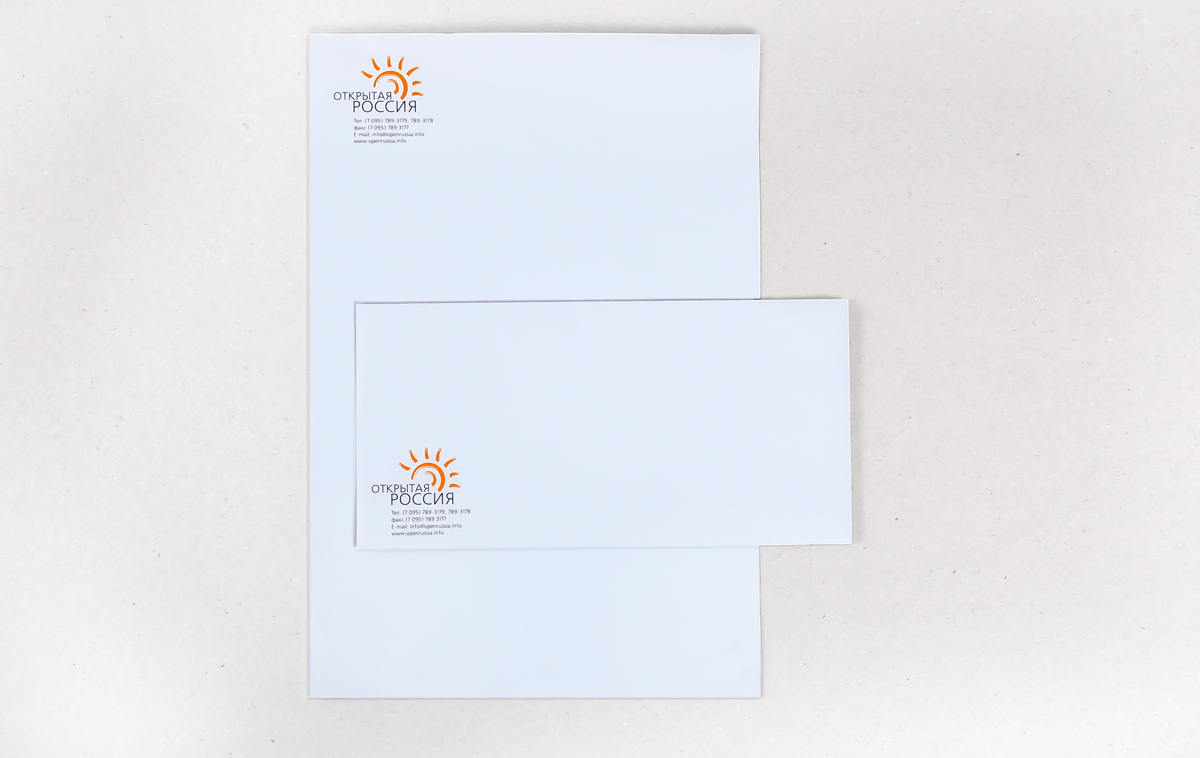 Конверт и фирменный бланк общественной организации изготовлены из дизайнерской бумаги с тиснением 