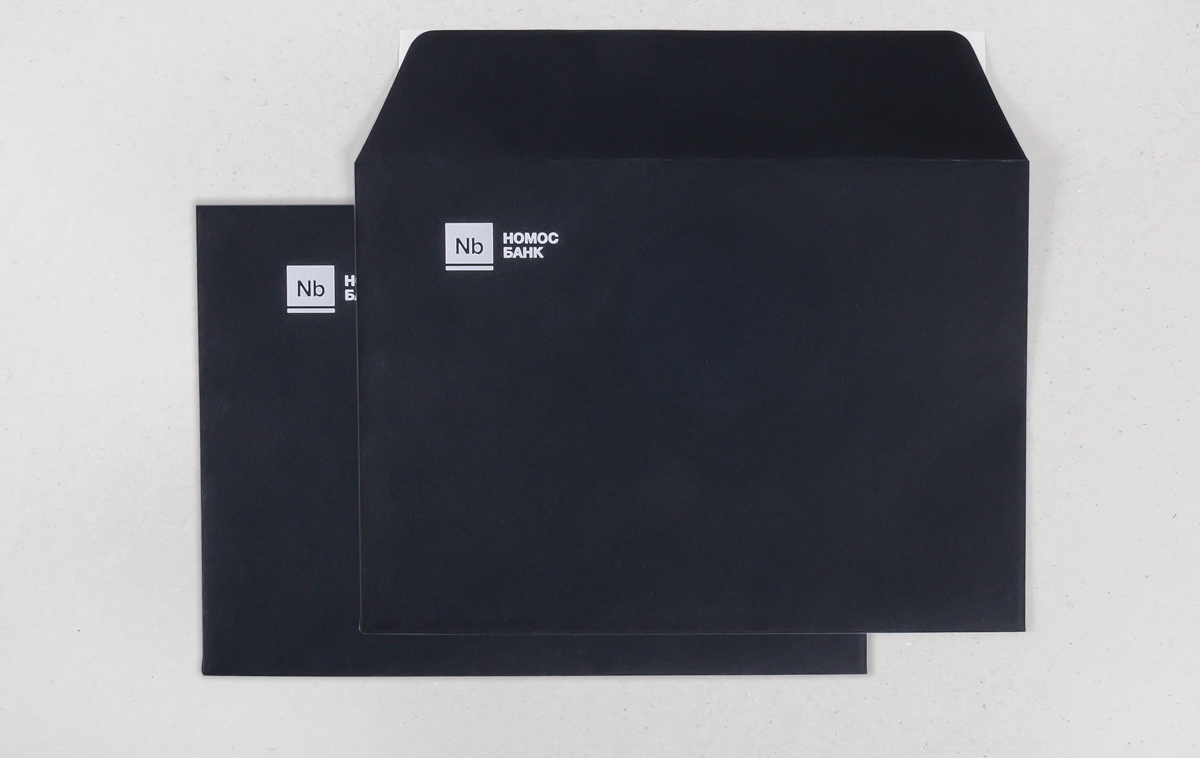 Конверт формата С5 из крашенной в массе черной офсетной бумаге с тиснением фольгой 