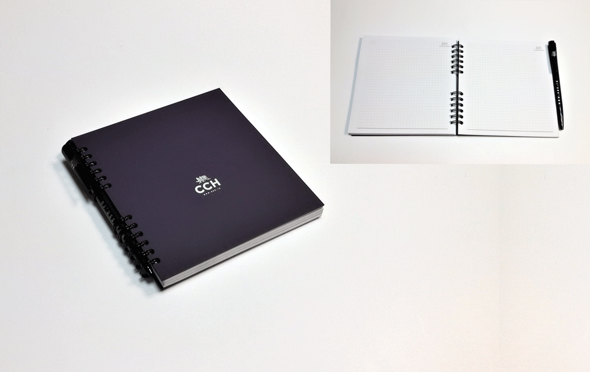 Квадратный блокнот формата 150х150 с обложками из слимкашированного дизайнерского картона. Навивка из двух раздельных пружин позволяет удобно закрепить шариковую ручку, плотная подложка делает удобным его использование 