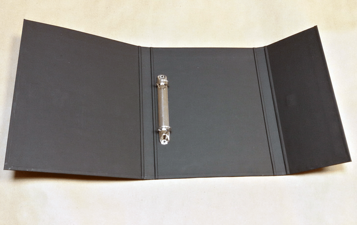 Трехсекционная папка для документов формата А5 с двумя магнитами для фиксации, O-образный кольцевой механизм.